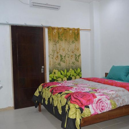 Labuan Bajo Mahoni Guesthouse Экстерьер фото