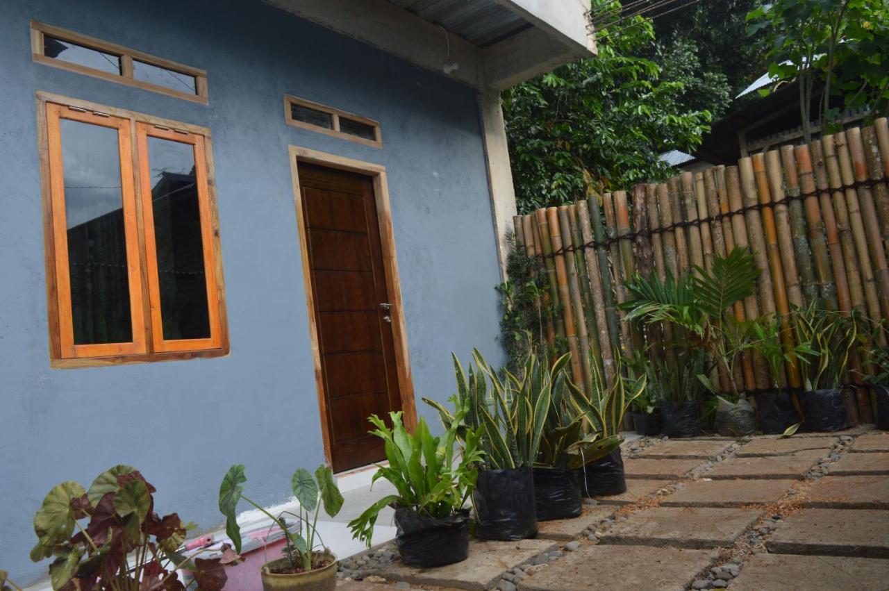 Labuan Bajo Mahoni Guesthouse Экстерьер фото