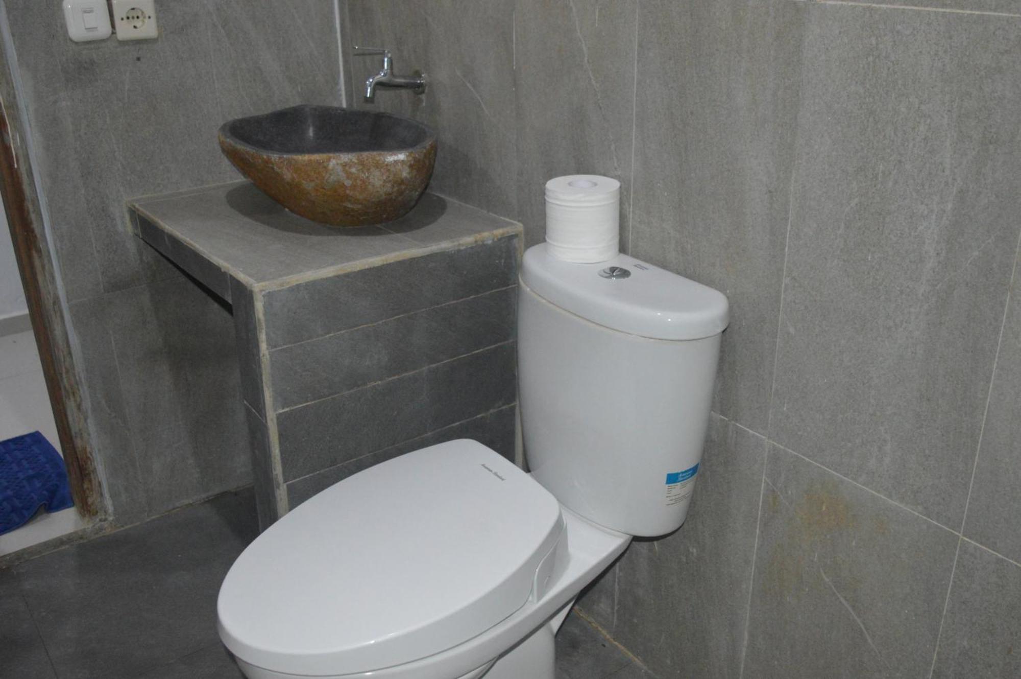 Labuan Bajo Mahoni Guesthouse Экстерьер фото