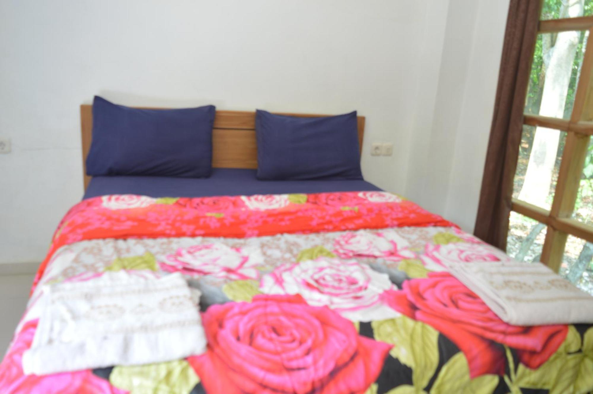 Labuan Bajo Mahoni Guesthouse Экстерьер фото